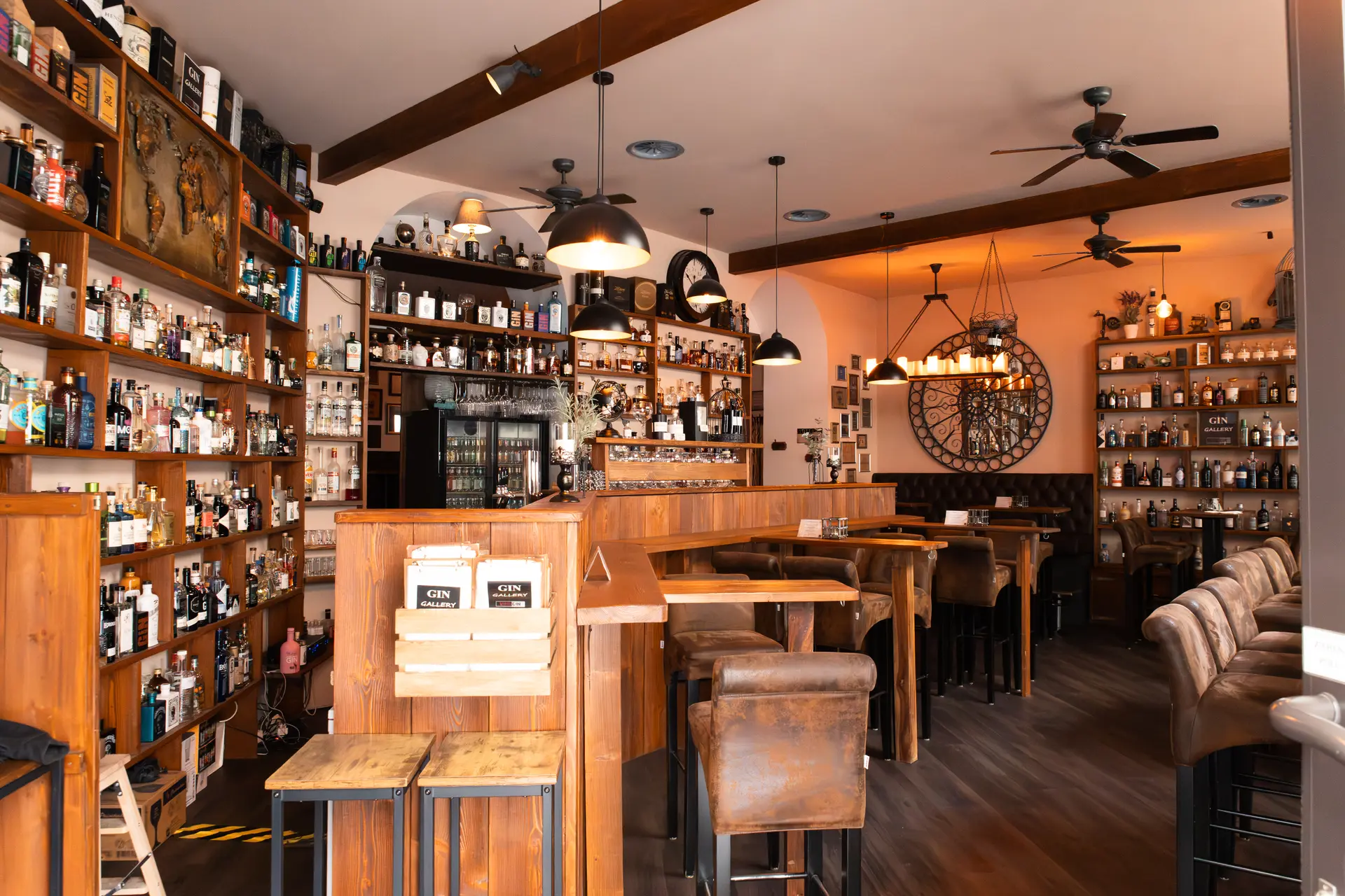 Gemütliche Bar im 1. Bezirk - kompletter Innenraum