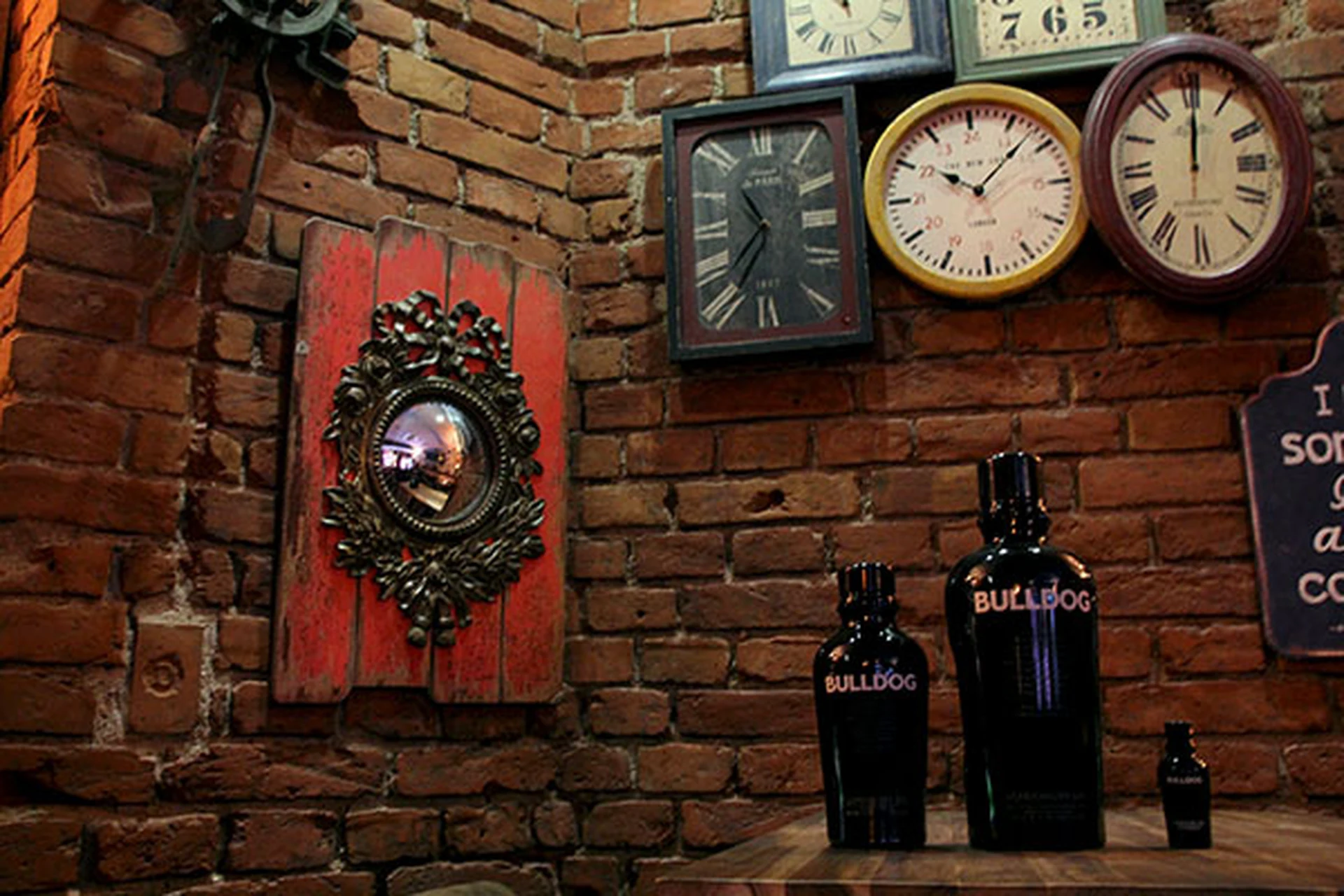 Vinogin-Bar Flaschenwand
